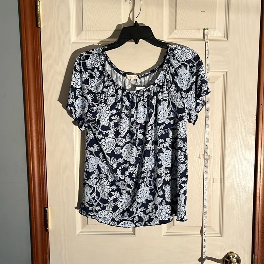 NWT- joie de are vivre-S-navy blue with white floral pattern-short sleeve blouse